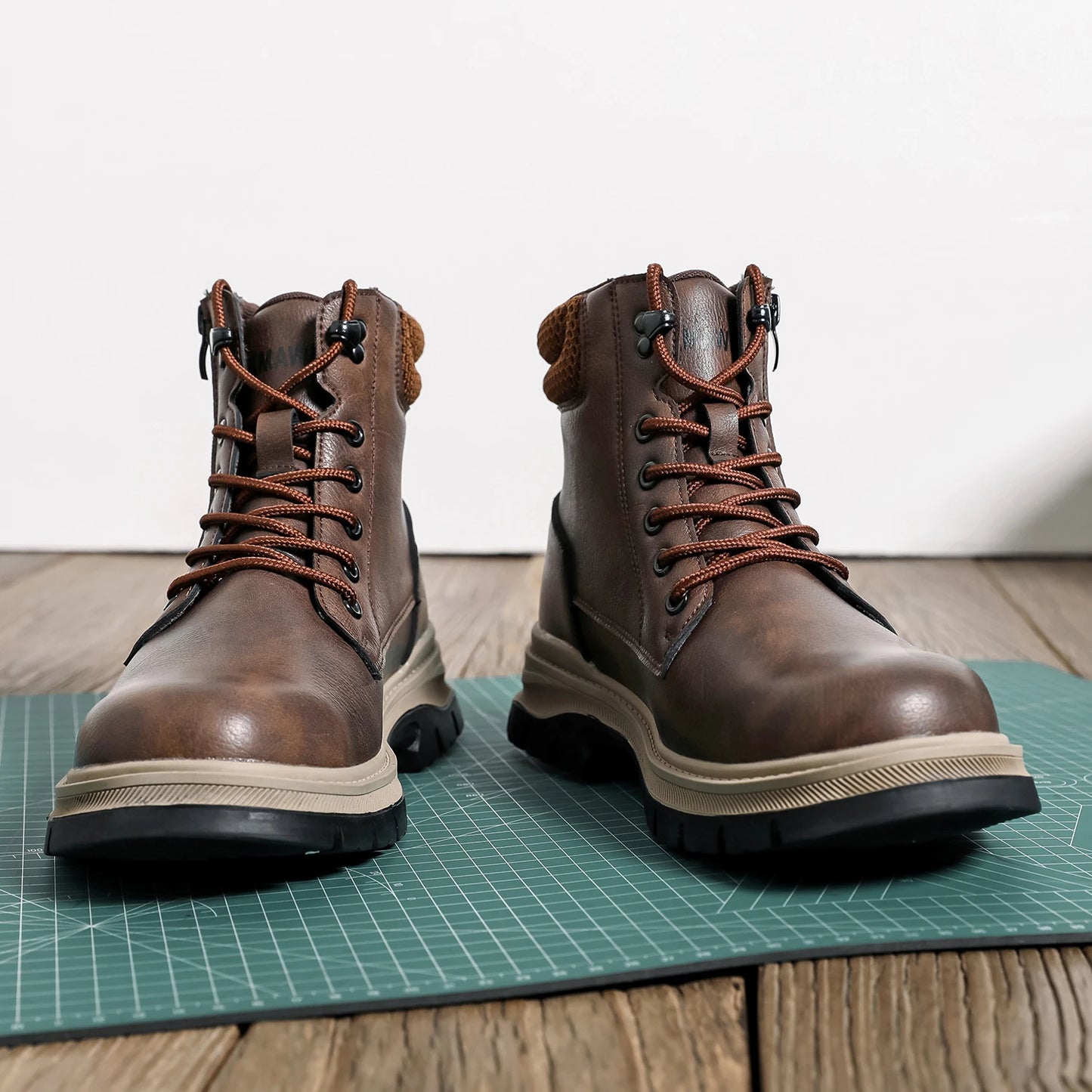 Leather Light Weight Safety Shoes Steel Toe Boots Low Top Comfortable Soft Work Sneakers Slip Resistant Work Sneakers for Men